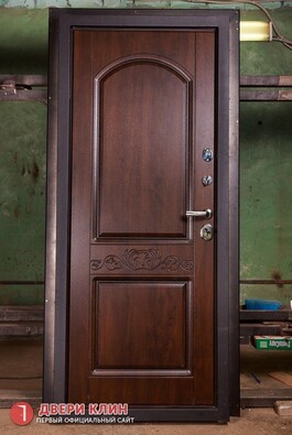 Темно-коричневая входная дверь с массивом дуба