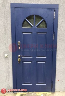 синяя входная дверь в частный дом с отделкой филенчатой мдф панелью.jpeg