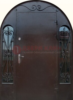 Арочная дверь со стеклом и ковкой ДА-16 под старину в Коломне