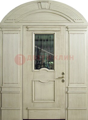 Белая входная дверь массив со стеклом и ковкой ДА-49 в Коломне