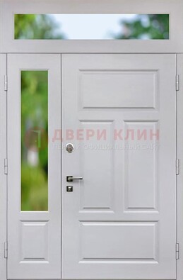 Белая полуторная железная дверь со стеклом и фрамугами ДФГ-10 в Коломне