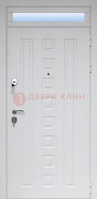 Белая металлическая дверь с фрамугой для коттеджа ДФГ-21 в Коломне