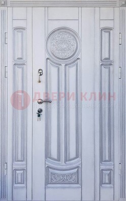 Белая двухстворчатая дверь с массивом дуба ДМД-72 в Коломне