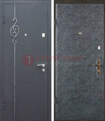 Серая стальная дверь с порошковым окрасом и ковкой ДП-109 в Коломне