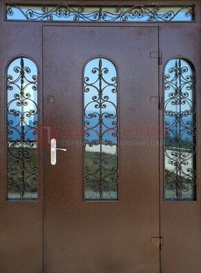 Железная парадная дверь со стеклом и ковкой ДПР-16 для общественных зданий в Коломне