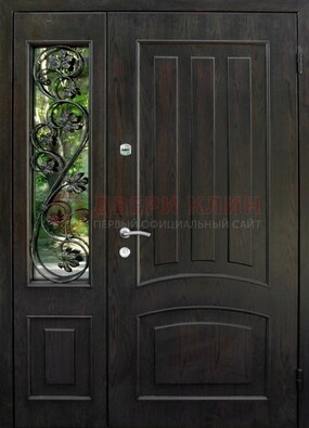 Парадная дверь со стеклянными вставками и ковкой ДПР-31 в кирпичный дом в Коломне