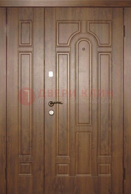 Двухстворчатая коричневая парадная дверь ДПР-48 в Коломне