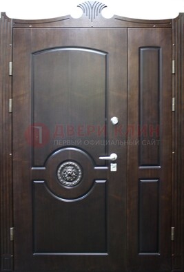 Коричневая парадная дверь с украшением ДПР-52 с утеплением в Коломне