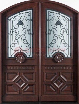 Арочная коричневая парадная дверь ДПР-66 в Коломне