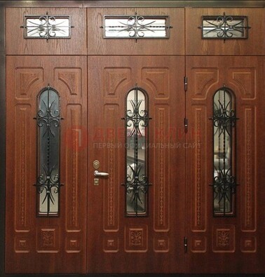 Парадная дверь с металлическими вставками и ковкой ДПР-72 в дом в Коломне
