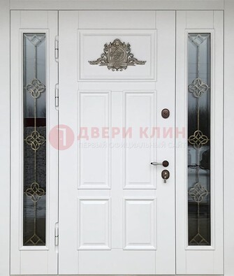 Белая входная парадная дверь со стеклом и ковкой ДПР-92 в Коломне