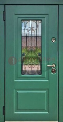 Зеленая металлическая дверь со стеклом и ковкой ДСК-113 в Талдоме