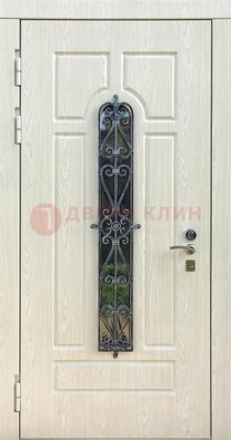 Светлая стальная дверь со стеклом и ковкой ДСК-118 в Коломне