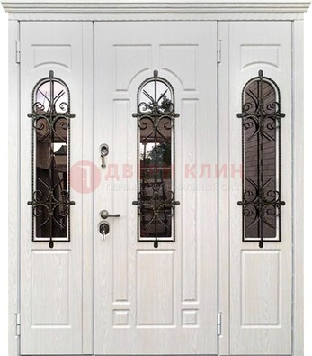 Белая распашная стальная дверь со стеклом и ковкой ДСК-125 в Коломне