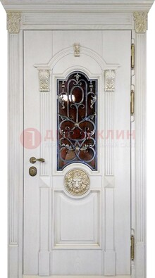 Белая железная дверь со стеклом и ковкой для кирпичного дома ДСК-155 в Коломне