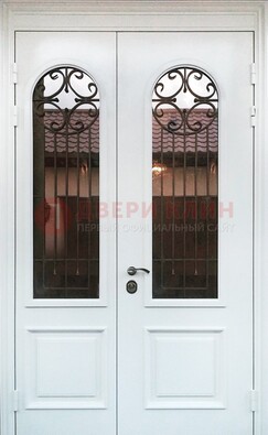 Белая стальная дверь стекло с ковкой и филенкой ДСК-201 в Коломне