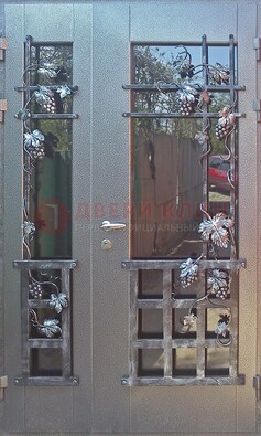 Распашная уличная дверь Порошок со стеклом и ковкой ДСК-221 в Коломне