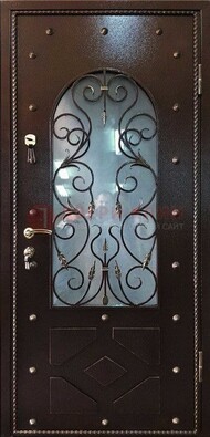 Влагостойкая дверь со стеклом и ковкой с декором ДСК-37 в Коломне