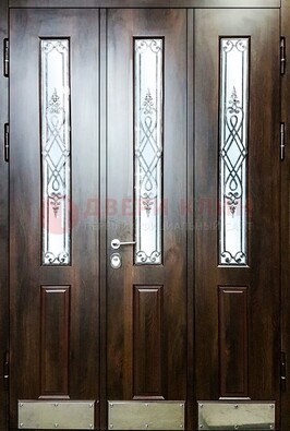 Входная дверь со стеклом и ковкой ДСК-72 в кирпичный дом в Коломне
