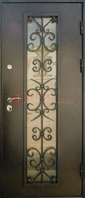 Входная дверь Дверь со стеклом и ковкой черного цвета ДСК-76 для веранды в Коломне