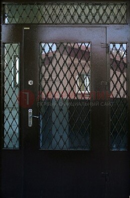 Коричневая тамбурная дверь со стеклянными вставками и ковкой ДТМ-32 в Коломне