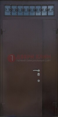Коричневая тамбурная дверь со стеклянными вставками и ковкой ДТМ-39 в Коломне