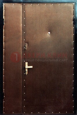 Коричневая тамбурная дверь с оформлением ДТМ-40 в Коломне