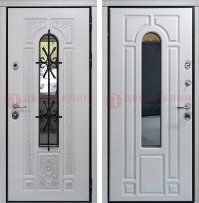Белая стальная дверь с виноритом и ковкой снаружи ДВТ-197 в Коломне