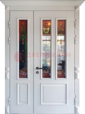 Белая полуторная металлическая дверь с витражом ВЖ-12 в Коломне