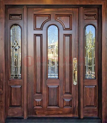 Железная классическая дверь с массивом дуба и витражом ВЖ-18 в Коломне